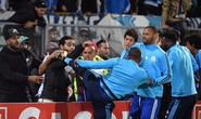 Tái hiện cú kungfu của Cantona, Evra bị đuổi khi chưa ra sân