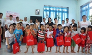 Tặng quà và học bổng cho học sinh, sinh viên