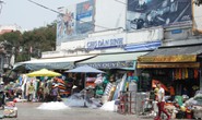 Tiểu thương chợ Dân Sinh tháo dỡ vật dụng chiếm vỉa hè