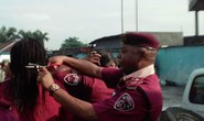 Nigeria: Cắt tóc nữ nhân viên, “sếp” bị đình chỉ