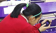 Nữ sinh vẹo cổ vì dùng điện thoại quá nhiều