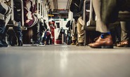 Đi xe buýt, bị cảnh sát bắt vì… vớ chân hôi