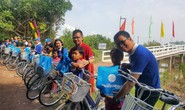 Xây cầu, tặng xe đạp cho bà con Bạc Liêu