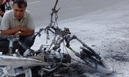 Một phụ nữ suýt thành “ngọn đuốc” khi xe máy cháy trơ khung