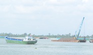 Sà lan chở cát gãy đôi dưới sông Tiền