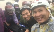 Trung vệ Đông Triều chèo thuyền vượt lũ về thăm nhà