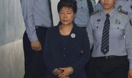 Bà Park Geun-hye bị còng tay hầu tòa, bạn thân Choi rơi lệ hối lỗi