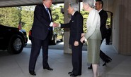 Ông Donald Trump không cúi người chào Nhật hoàng
