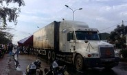 Xe container tông xe máy sang đường, 2 người thương vong