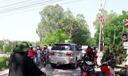 Xe máy ở bên đường, thi thể cô gái trẻ nổi dưới sông
