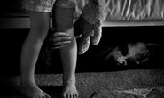 Hiếp dâm trẻ em bị phát hiện, chui gầm giường trốn