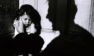 Đi nhờ nhà vệ sinh rồi dâm ô bé 3 tuổi
