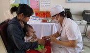 Lướt điện thoại kiểm tra lịch tiêm chủng cho trẻ