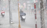 Mưa dông trái mùa xuất hiện tại TP HCM