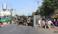 Xe tải lật ngang, nhiều xe máy mắc họa