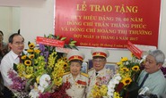 Bí thư Nguyễn Thiện Nhân trao huy hiệu Đảng cho đảng viên