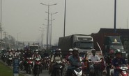 Ngán ngẩm nhúc nhích  trên xa lộ Hà Nội