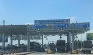Tài xế dùng ô tô cố thủ giữa trạm BOT Nam Bình Định đòi giảm giá vé