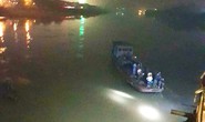 Lùi xe bất cẩn, ô tô lao xuống sông Hồng làm 2 người tử vong