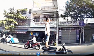Truy tìm thanh niên lái xe máy bằng chân ở Đà Nẵng