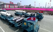 Diễu binh rầm rộ, Triều Tiên lần đầu khoe tên lửa tàu ngầm