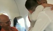 Hành khách vỡ òa vì thông báo bất ngờ của phi công