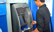 Vừa rút tiền từ ATM vừa lo