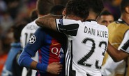 Neymar khóc nức nở, Alves an ủi