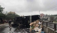 Lật xe tải, gần 3 tấn hoa quả vương vãi đầy đường