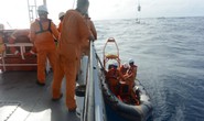 Tàu cá bị chìm, 7 ngư dân trôi dạt hơn 3 hải lý được cứu
