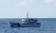 Tàu kiểm ngư bảo vệ ngư dân trước lệnh cấm phi lý của Trung Quốc