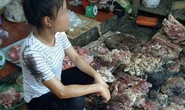 Bán thịt heo rẻ, người phụ nữ bị hất chất bẩn vào người, sạp hàng