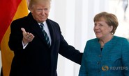Cử chỉ lạ của ông Trump với bà Merkel