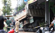 Xe ben phát còi inh ỏi rồi chui tọt vào cửa hàng