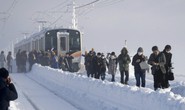 Nhật Bản: Tuyết chôn chân xe lửa, khách rã rời đứng cả đêm