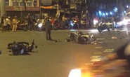 Ô tô tông xe máy văng la liệt ở Ngã tư Hàng Xanh, 1 người chết