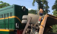 Cố vượt đường sắt, xe tải bị tàu hỏa tông lật, 5 người bị thương