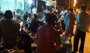 Hàng chục người dân chặn xe chở bình ắc-quy phế thải trong đêm