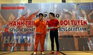 Chủ tiệm hớt tóc cực mê bóng đá và Hành trình Hát vì đội tuyển