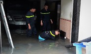 Cảnh sát PCCC giải cứu tầng hầm bị ngập trên đường Phan Xích Long