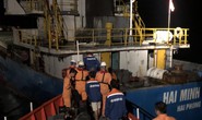 Cứu 3 thuyền viên rơi xuống biển do tàu va đá ngầm ở vịnh Vân Phong