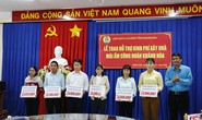 Trao 300 triệu đồng xây mái ấm Công đoàn