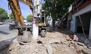 Vỉa hè bị đào xới, dân chới với