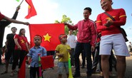 Clip: CĐV Việt Nam làm nóng, phủ đỏ sân Quốc gia Lào