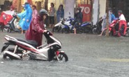 Đà Nẵng: Sau cơn mưa lớn, một số đường phố  lại tiếp tục biến thành sông