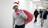 “Ông già Noel” Obama đội mũ đỏ, khệ nệ vác túi quà to