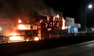 Xe tải bất ngờ bốc cháy dữ dội trên Quốc lộ 1
