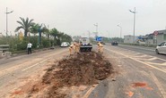 Đổ bùn đất giữa đường gần sân bay Nội Bài, nhiều ôtô tông nhau liên hoàn