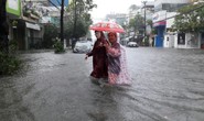 Đường phố Đà Nẵng biến thành sông sau trận mưa lớn kéo dài nhiều giờ