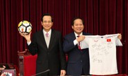 Bán đấu giá áo, bóng U23 Việt Nam tặng Thủ tướng